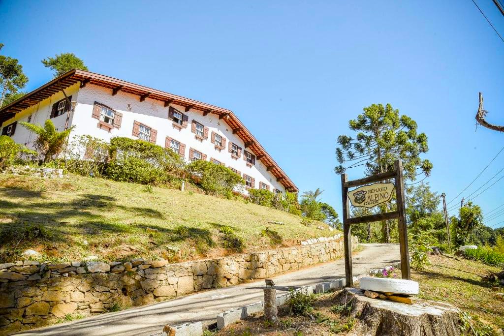 Possui apartamentos com aquecimento central de água e ambiente, TV a cores com sinal a cabo mais antena parabólica e frigobar (Opcional). Para sua comodidade e diversão temos restaurante, bar, lanchonete, piscina adulto e infantil, salão de jogos, sala de